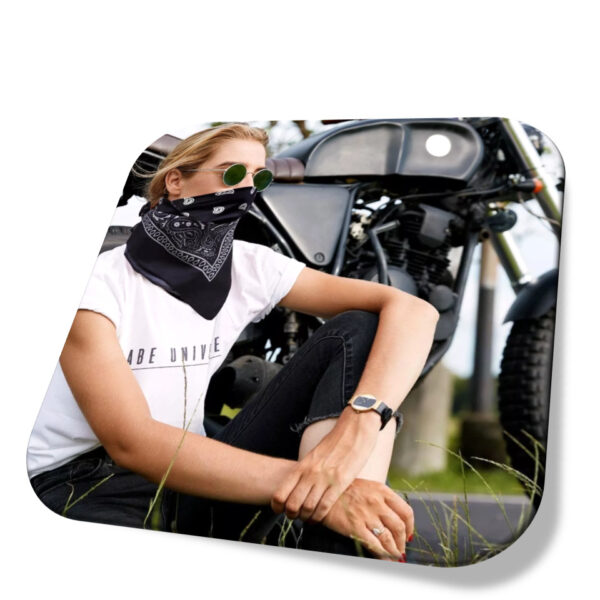 Bandana Lenço Preta e Branca Estampa Caveira Ambiente Ciclista Rock Motoqueiro Pirata 100% Algodão 55x55